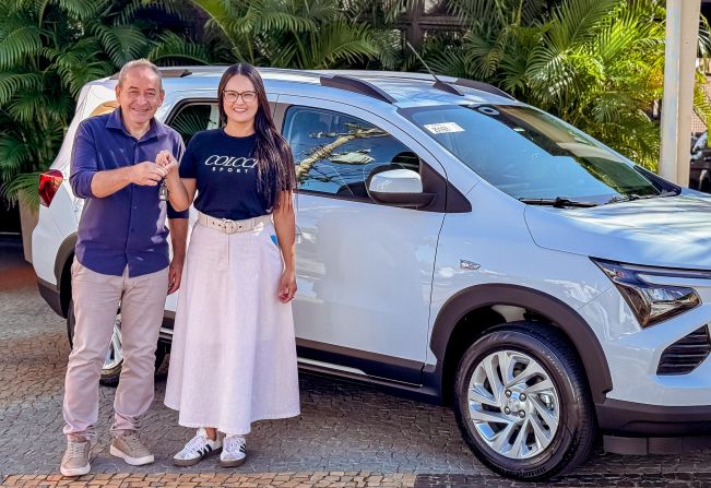 Prefeita Katia Morita apresenta novo veículo para transporte de pacientes em Auriflama