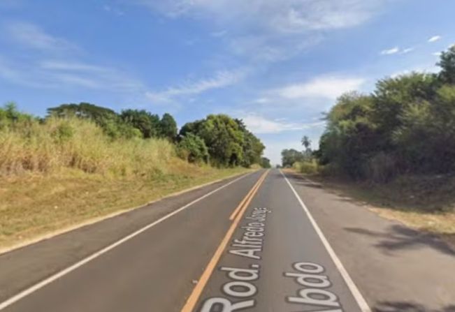 Cavalo na pista provoca acidente entre dois carros e deixa feridos em rodovia