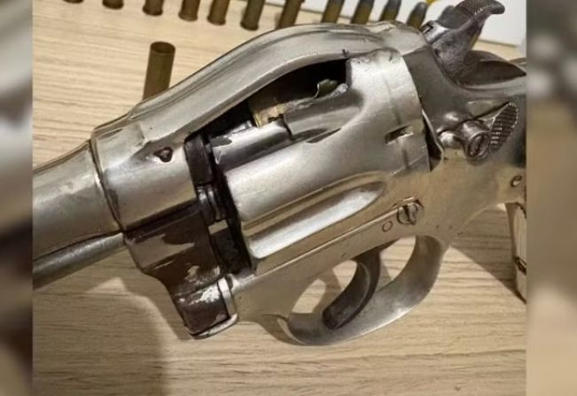 Homem fica ferido após arma falhar e estourar durante disparo